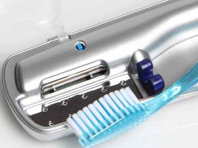 Come pulire ed igienizzare gli spazzolini da denti